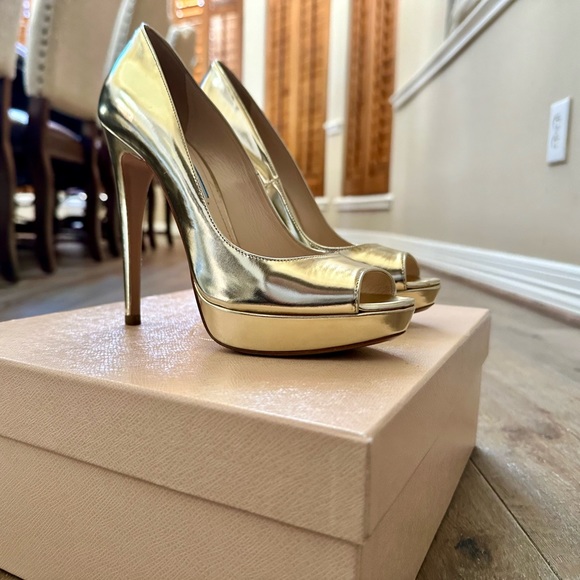 Prada Vitello Specchio Peep-Toe pumps in Gold Patent Leather, size EU 37. - Picture 3 of 11